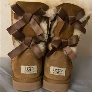 Women’s Uggs Bailey Bows size 8 in chestnut